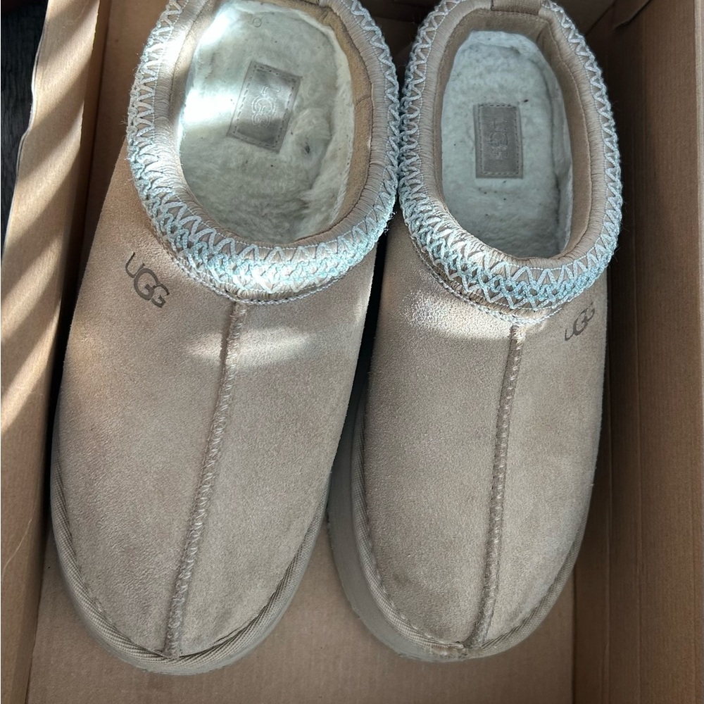 Women  UGG Tan Cozy Slippers Size 7